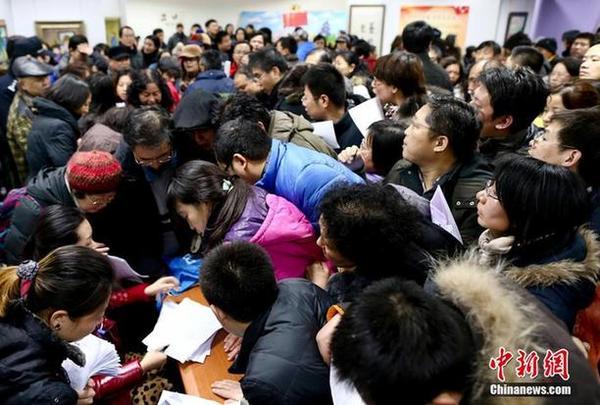 1月18日，北京新少年宫启用首日，前来报名的家长将报名处围得水泄不通。 中新社发陆欣摄