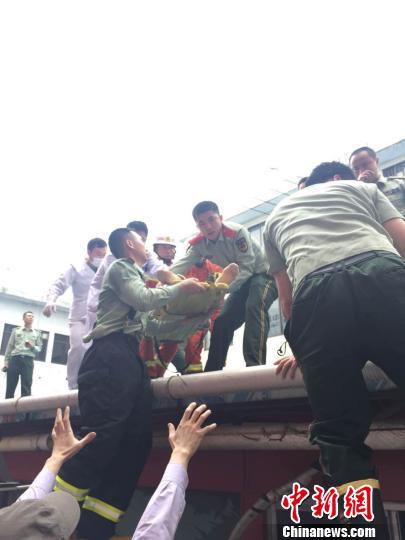 广西桂林市中心一建筑发生1女3男坠落事件(图)