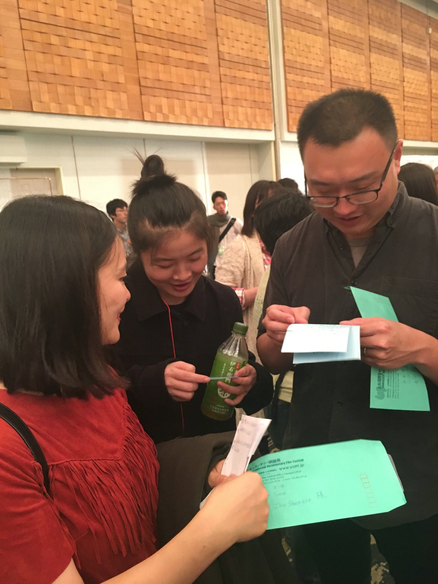 朱声仄、章梦奇、杨正帆阅读观众留言。 朱声仄、章梦奇、杨正帆阅读观众留言。