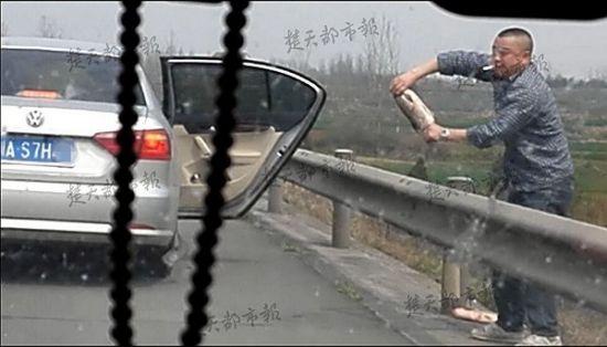 货车水箱破裂千斤草鱼被哄抢 老渔民默默拭泪(图)