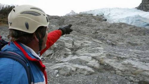 法国男子登山时发现珠宝箱 价值24.6万欧元(图)