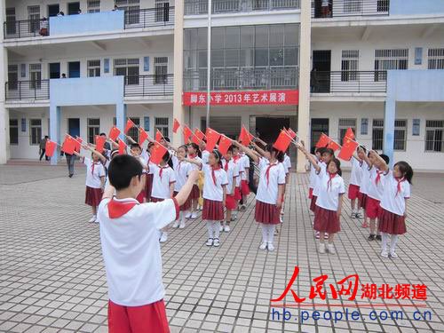 湖北当阳一小学为提升学生素养唱红歌跳集体舞
