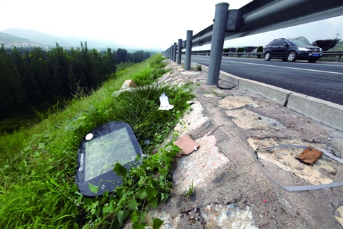 山东一卧铺客车与货车追尾 司机死亡15人受伤