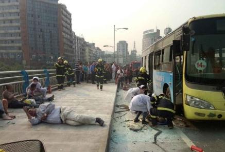 四川宜宾一公交车发生爆燃 至少1人死亡(图) 