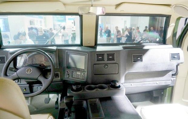 上图是燕京版"猛虎"高速装甲突击车(指挥车)内饰特写.