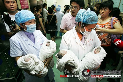 7月5日下午,湖南省妇幼保健院,四胞胎被护士抱出产房。图/潇湘晨报滚动新闻记者 殷建军