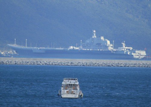 资料图:网友拍摄到辽宁舰在三亚亚龙湾某军港