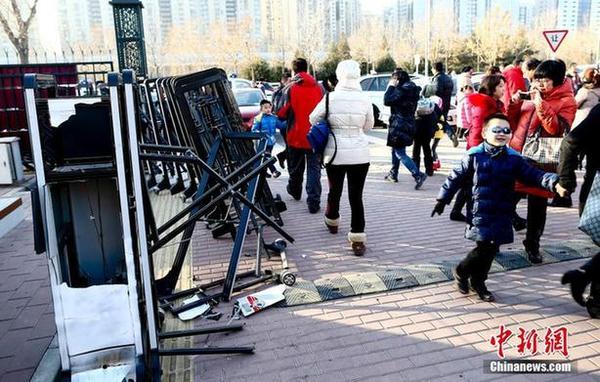 1月18日，北京新少年宫启用首日，因前来报名的家长过多，少年宫铁门被挤压受损。 中新社发陆欣摄