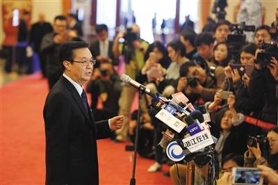 20位部长主动站到“部长通道”回应热点问题