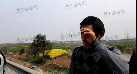 货车水箱破裂千斤草鱼被哄抢 老渔民默默拭泪(图)