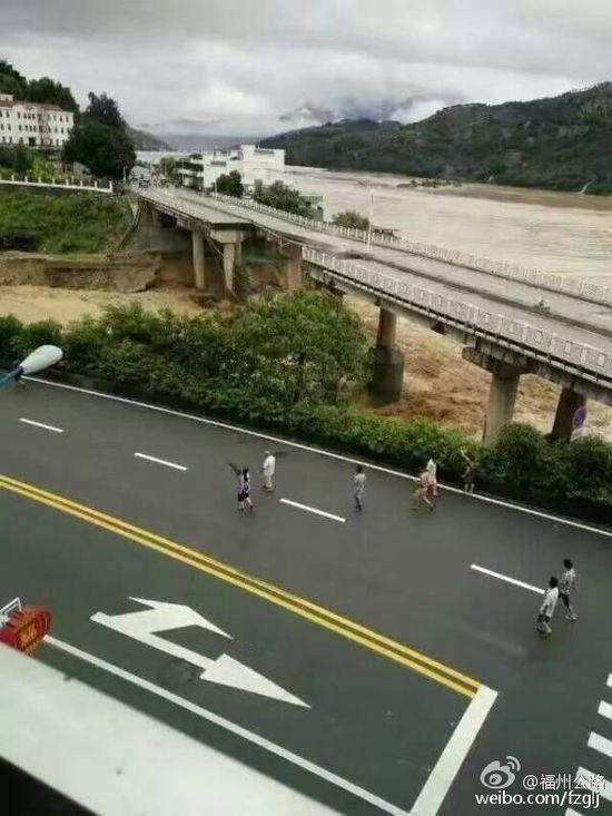 福建闽清县溪口大桥受强降雨影响发生坍塌