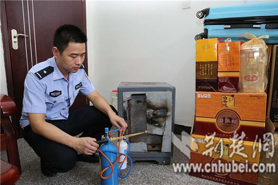 笨贼盗店被发现 慌乱中抱200斤保险柜爬7楼逃跑