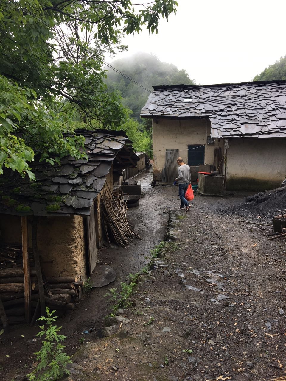 袁凌返回自家的青石板土屋。摄影/三桃 袁凌返回自家的青石板土屋。摄影/三桃