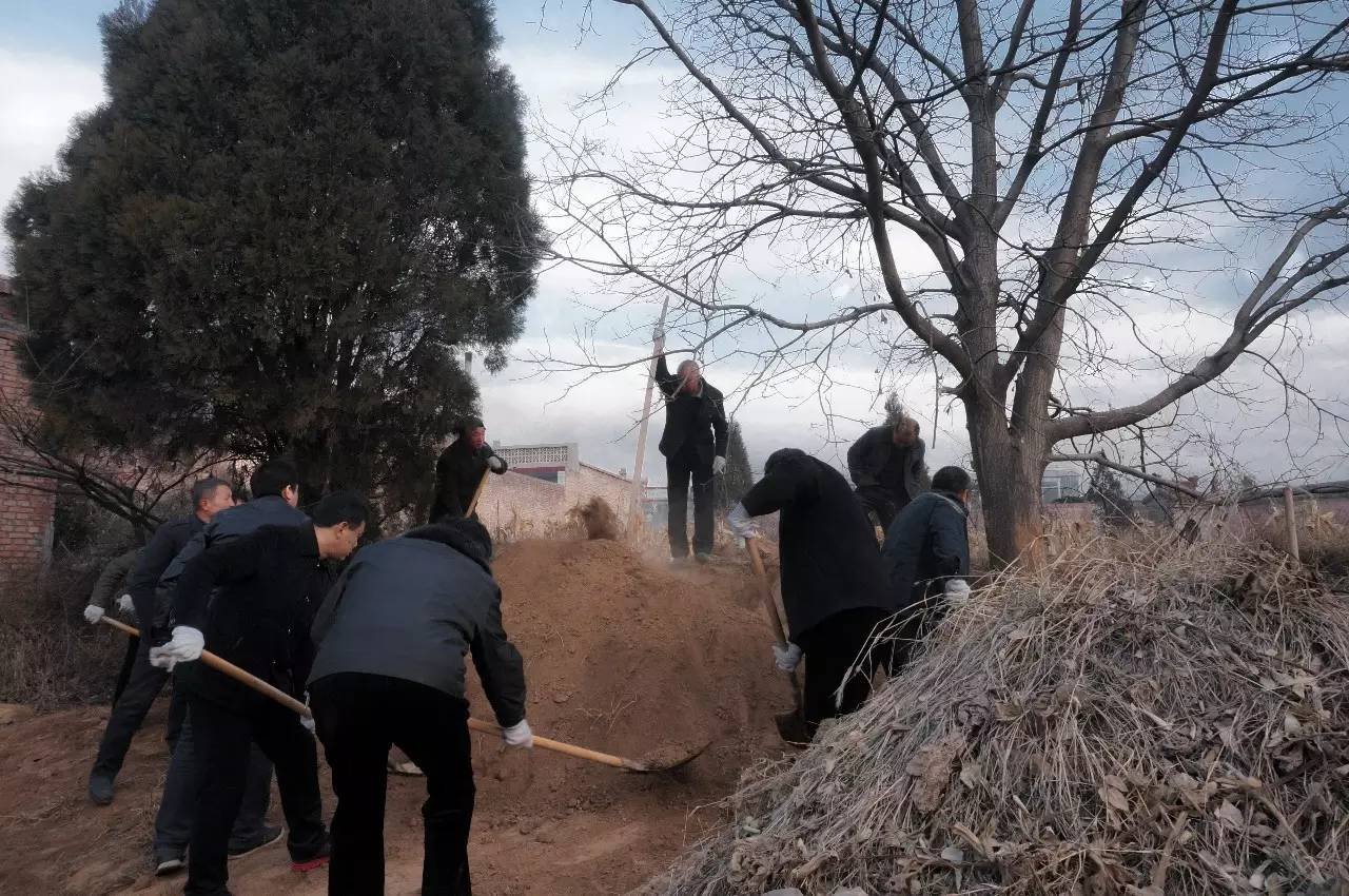 死者被合葬于亡夫的坟墓。东南侧是已故大儿子的坟墓。这体现了古代的左昭右穆制度,昭穆是我国古代的宗法制度,指宗庙、墓地或神主的辈次排列。古人在室内座次以东向为上,其次才是南向、北向和西向。古有天子七庙,三昭三穆,与太祖之庙而七的礼仪。 死者被合葬于亡夫的坟墓。东南侧是已故大儿子的坟墓。这体现了古代的左昭右穆制度,昭穆是我国古代的宗法制度,指宗庙、墓地或神主的辈次排列。古人在室内座次以东向为上,其次才是南向、北向和西向。古有天子七庙,三昭三穆,与太祖之庙而七的礼仪。