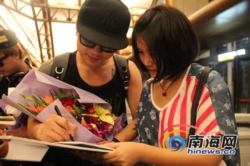 阿里郎<em>组合</em>现身三亚 携<em>韩国女艺人</em>拍旅游宣传