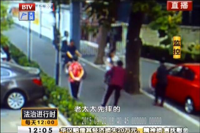  8旬老人倒地 称被骑车人撞倒 监控还原真相_扬