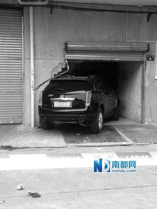 高清图—广州白云区三元里走马岗停车场女司机突加速 撞死父女