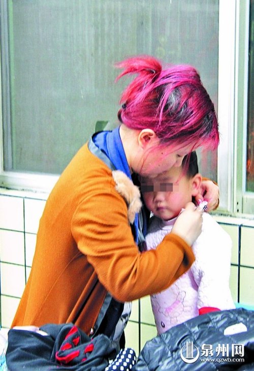 小两口吵架遗弃女儿4岁女童深夜街头哭泣(图)