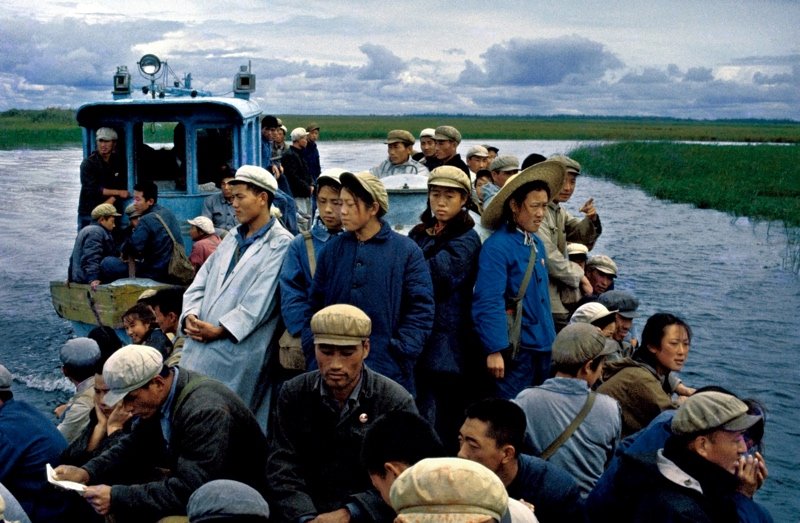 翁乃强的作品横跨60年代、70年代、80年代,我们从中可以看到一位眼光独具的摄影家如何在上世纪中国产生巨大变化的几十年,将个人视角和观看方式融入到国家、社会的进化之中,用细节和百姓的形象、故事,表达自己对于社会的理解。 翁乃强的作品横跨60年代、70年代、80年代,我们从中可以看到一位眼光独具的摄影家如何在上世纪中国产生巨大变化的几十年,将个人视角和观看方式融入到国家、社会的进化之中,用细节和百姓的形象、故事,表达自己对于社会的理解。