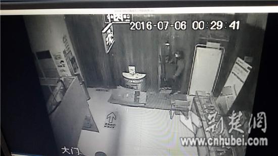 笨贼盗店被发现 慌乱中抱200斤保险柜爬7楼逃跑