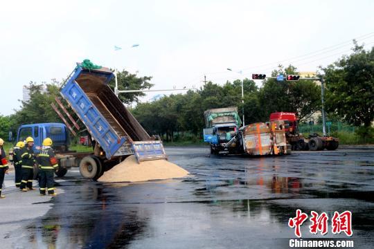 广西北海一硫酸槽罐车侧翻泄漏 多部门紧急处置