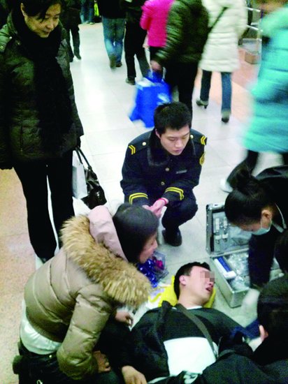 在女孩一口拒绝后,男主角因受刺激当场晕倒在地,形势急转直下
