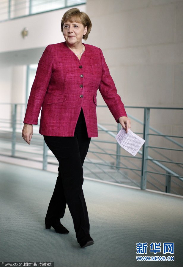 组图:德国女总理默克尔的\百色同款\西服秀