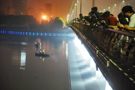 5月6日晚7时10分许，江苏扬州市西区明月湖大桥上发生一起跳湖事件，一男子和一女子相继从桥上跳下身亡。警方接到报案后，迅速调集警察、消防队、120、打捞队赶赴现场进行搜救。至当天深夜11时许，两遗体被打捞上岸。