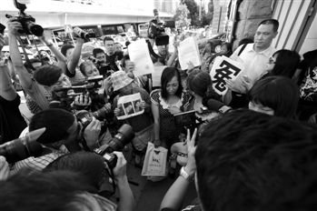 Tang Hui is surrounded all round by the reporter. 