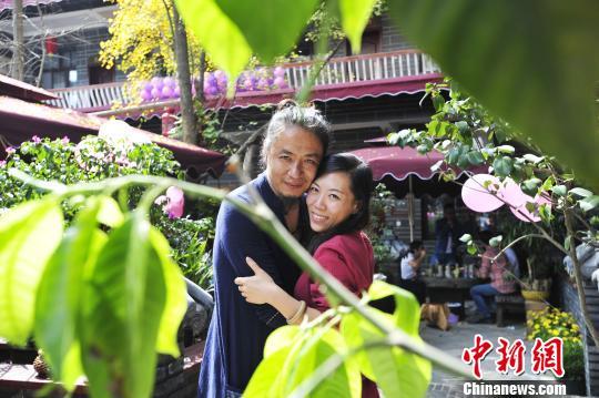 “辞职看世界”女教师成都举行婚礼