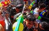 泰国民众与游客疯狂“干仗” 庆祝泼水节