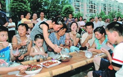 2006年的南湖小区，竹床又出现了，这是已经住进现代化住宅的市民，摆起象征着怀旧与友情的“竹床宴”。记者 胡伟鸣 摄