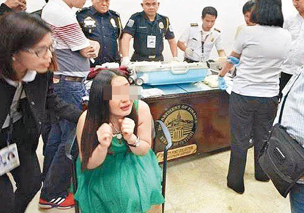 中国女子行李藏毒在菲律宾被捕 吓得泪流满面
