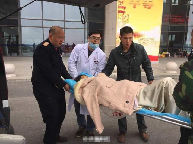 孕妇动车上临产 车厢围起“产房”顺利产下女婴