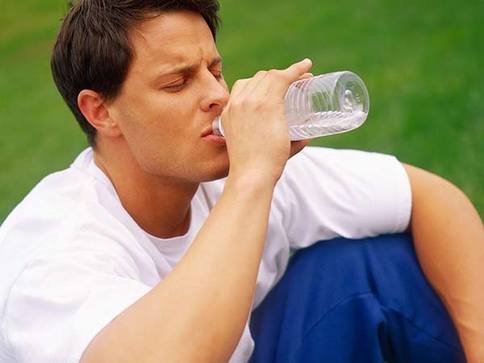 不能渴时才补.因为感到口渴时,丢失的水分已达体重的2% .