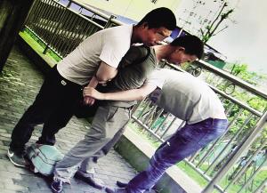 毒贩情妇被警方从11楼索降抓获 惊问我在做梦吗