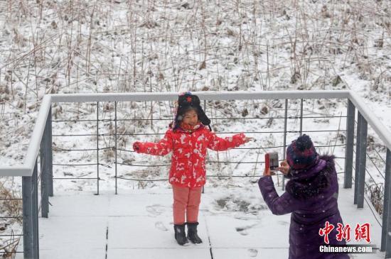 1月21日凌晨，作为“江西北大门”的九江市率先迎来今年首场大雪。从20日晚开始，自1992年以来最冷寒潮开始侵袭江西赣北、赣中等地，一直到26日，江西全省大部地区将持续明显低温雨雪冰冻天气。公园广场赏雪玩雪的人络绎不绝。 刘家 摄