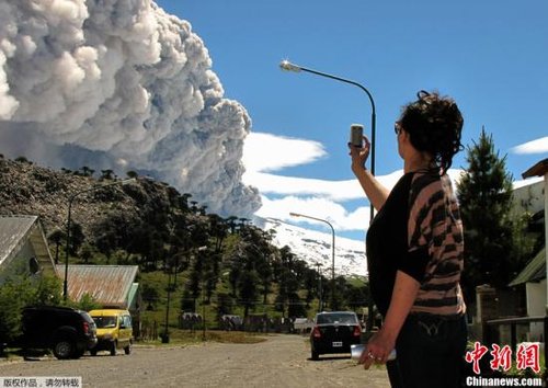 当地时间12月22日，位于阿根廷首都布宜诺斯艾利斯西南部约1500公里的科帕韦（Copahue）火山喷发大量烟尘，当局已发布黄色预警。科帕韦火山位于阿根廷内乌肯省西北部与智利交界处，海拔2997米，火山由7个火山口组成，山顶终年积雪。该火山在1992年、1995年和2000年分别喷发过一次，但规模较小。