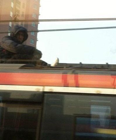 高清图—外籍男子爬车顶 上海地铁三号线瘫痪 20131204