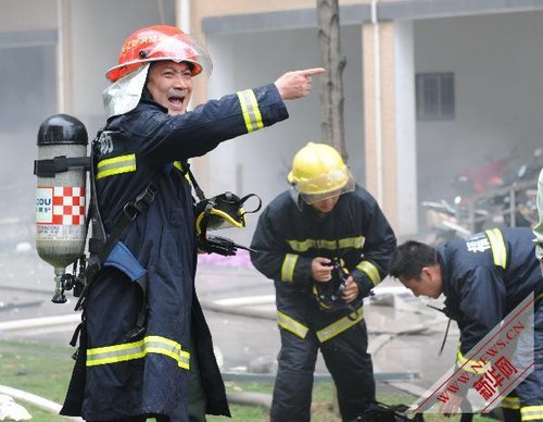 组图:福州一住宅小区发生火灾 1人跳楼身亡