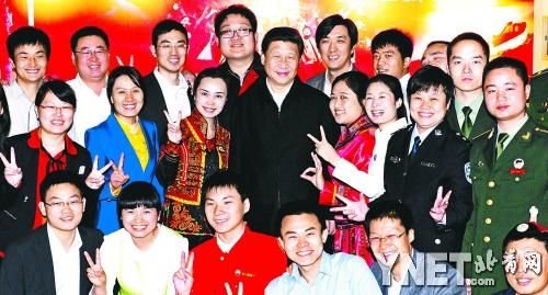 习近平同优秀青年代表合影摄影/新华社记者饶爱民