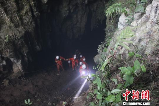 云南文山4名采石者中毒被困溶洞抢救无效死亡