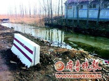 高清图—高密姜庄镇李仙路段幼儿园校车翻入水沟 两儿童死亡