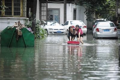 暴雨中的武汉：产妇乘气垫船分娩 武大试卷被打湿