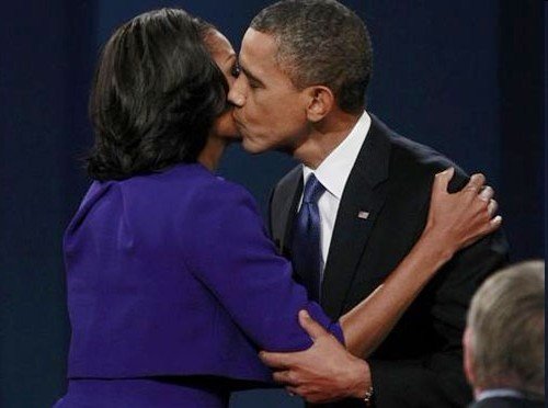 奥巴马10月3日大选辩论结束后拥抱妻子。当天是两人结婚20周年纪念日。