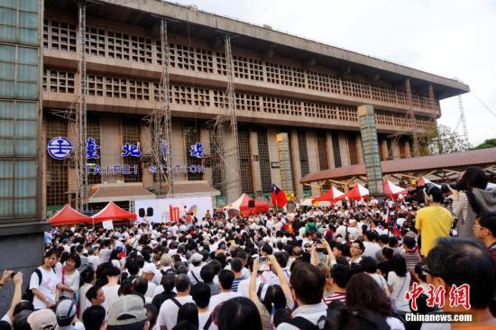 台反服贸团体超11万人在"总统府"前示威(图)