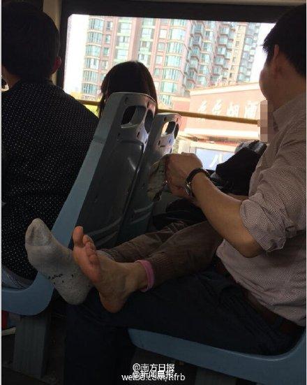 中年男女公交车上激吻半小时 女方脱掉袜子