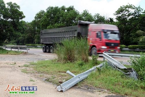 现场烧毁采砂船 乐东县严查望楼河非法采砂点