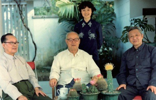 1978年,叶剑英在广州植物园同韦国清,习仲勋交谈.图/叶向真