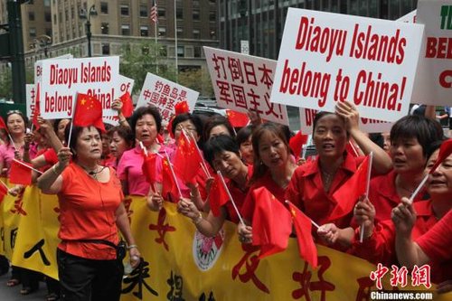 当地时间7月19日，美东地区上千位华侨华人在日本驻纽约总领馆外进行大规模反日示威抗议活动。他们高呼捍卫中国的钓鱼岛主权的口号，要求日本方面停止挑衅行为。美东华人社团联合总会共同主席梁冠军说，这是美东地区近年来规模最大的保钓示威。中新社发 李洋 摄